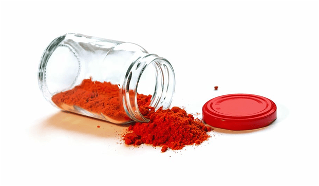 Allurarött AC är en röd färg som ser ut som ett rött pulver och löser sig lätt i vatten.
